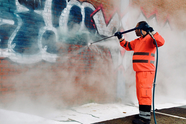 Sant Just Desvern té un servei gratuït de neteja de pintades i grafitis